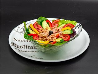 Thunfisch Salat auf weißem Teller