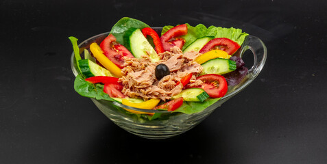 Thunfisch Salat auf Schwarz