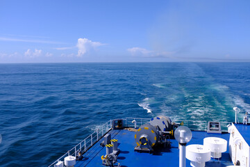 大海原に航跡を残して