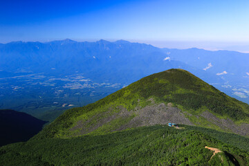 南八ヶ岳　権現岳山頂から南アルプスをバックに編笠山を望む