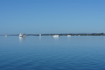 Obraz premium Boats on the calm waters of the bay