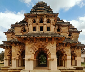 Obraz premium Tourist landmark Lotus Mahal or Chitrangi Mahal at Hampi in Karnataka state of India