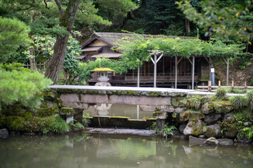 Fototapeta premium 石川県金沢市にある兼六園周辺の風景 Scenery around Kenrokuen Garden in Kanazawa City, Ishikawa Prefecture, Japan.