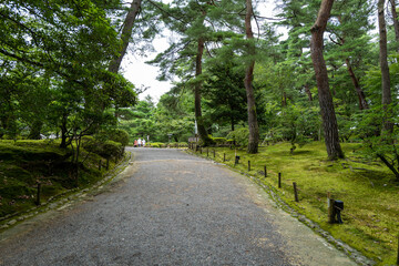 Obraz premium 石川県金沢市にある兼六園周辺の風景 Scenery around Kenrokuen Garden in Kanazawa City, Ishikawa Prefecture, Japan.