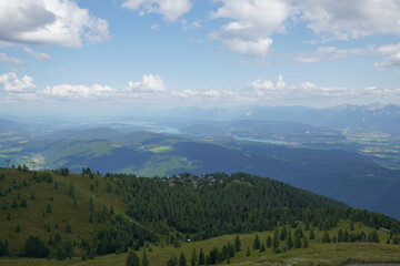 Fototapeta na wymiar MTB auf die Gerlitzen - Hoch über dem Ossiacher See in Kärnten