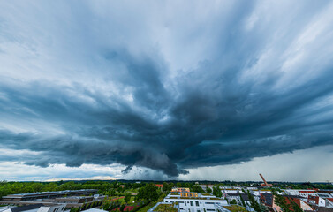 Ein Gewitter droht am Abendhimmel