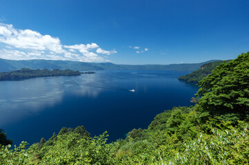 Fototapeta na wymiar 【青森県十和田湖】瞰湖台から眺める十和田湖は開放的な大パノラマ