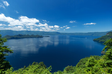 Fototapeta premium 【青森県十和田湖】瞰湖台から眺める十和田湖は開放的な大パノラマ