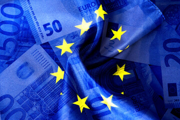 Flagge der Europäischen Union und Euro Geldscheine