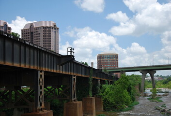 Fototapeta na wymiar Brücke am Fluss James River in Richmond, Virginia