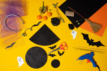 DIY Halloween witch hat. Halloween craft step by step instructions. Handmade witch hat for a child to celebrate Halloween. Step 4.
