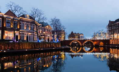 ライトアップされた長崎ハウステンボスの川とメガネ橋と町並みの夕暮れ
