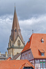 Fototapeta premium Kirchturm und Fachwerkhäuser in der Altstadt von Warburg