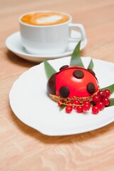 Design cake in the form of ladybug