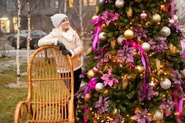 Obraz premium woman and christmas tree on the street