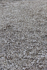 無数の白い玉砂利が敷き詰められた地面