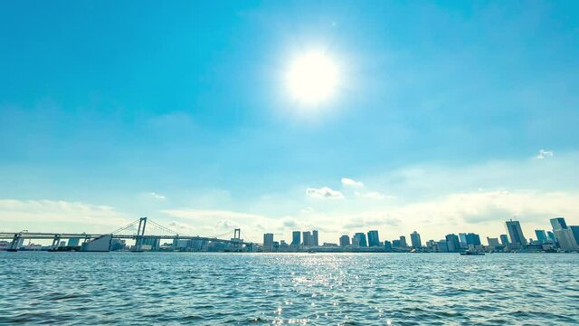 東京ベイエリアの午後 / 青空と東京湾を行き交う船のタイムラプス