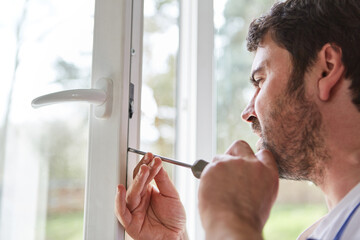 Fensterbauer oder Heimwerker beim Fenster einstellen