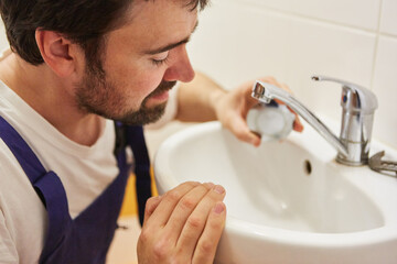 Heimwerker oder Klempner repariert Wasserhahn
