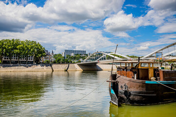 Naklejka premium Promenade sur les berges de la Saône à Lyon