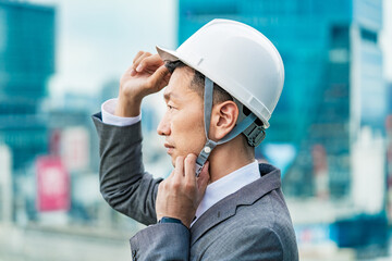 ヘルメットを装着したビジネスマン