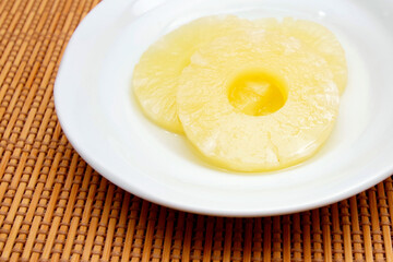 缶詰のパイナップルを皿にあけた