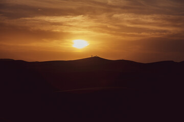 Fototapeta na wymiar Atardecer en el desierto del Sahara . Sunset in the Sahara desert.