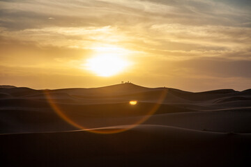 Fototapeta na wymiar Atardecer en el desierto del Sahara. Sunset in the Sahara desert.