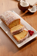 Bizcocho casero de coco sobre mesa de madera. Homemade coconut cake on wooden table.