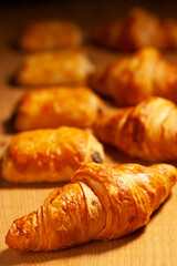 Bolleria , cruasán,  napolitana de chocolate sobre  la tabla de madera. Pastries , croissant, chocolate Neapolitan on the wooden board.