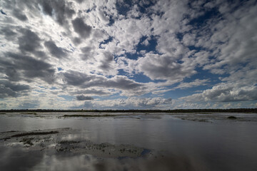 See mit Spiegelung Wolken