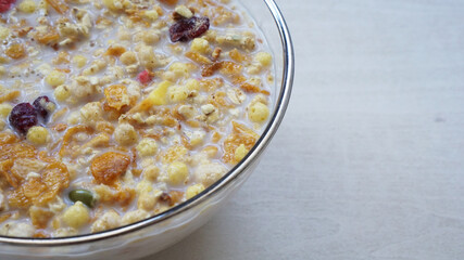 牛乳が注がれたアップのグラノーラの写真