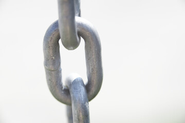 Obraz premium Iron chain macro part over white