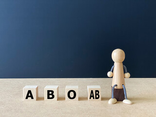 キューブ4個と人形_ABOAB文字入り