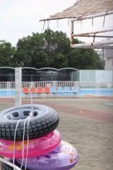市民プール　浮き輪　夏 プールサイド