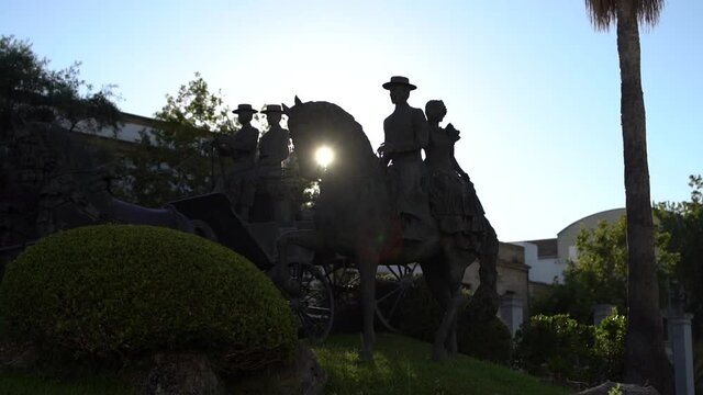 Estatua de caballos con jinetes en el centro de la ciudad de jerez