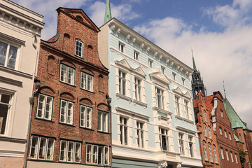 Fototapeta premium Hanseatische Fassaden; Häuserzeile in der Lübecker Königstraße bei St. Jakobi