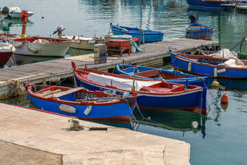 łodzie rybackie zacumowane w porcie, Giovinazzo, Puglia, Włochy