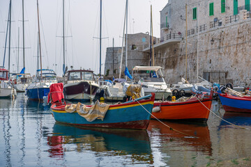 łodzie rybackie zacumowane w porcie, Giovinazzo, Puglia, Włochy - obrazy, fototapety, plakaty