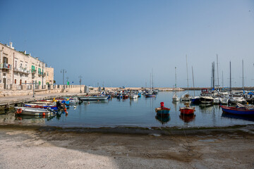 Panoramiczny widok na port w  Giovinazzo, Puglia, Włochy  - obrazy, fototapety, plakaty