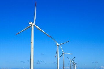 風力発電と青空の風景