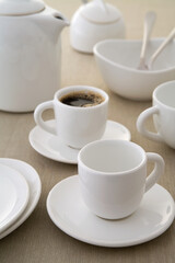 mesa de café de manhã com xícaras, pires e objetos em porcelana chinesa