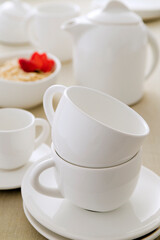 Fototapeta na wymiar mesa de café de manhã com xícaras e pires de porcelana