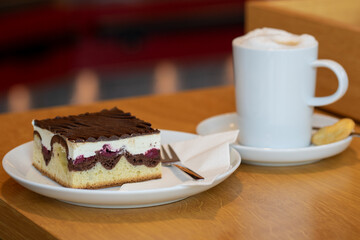 Donauwelle (Kuchen) mit Tasse Kaffee