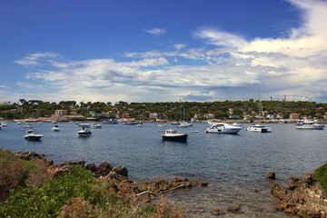 Fototapeta na wymiar crique au cap d’Antibes qui désigne communément une presqu'île située au sud d’Antibes et à l'est de Juan-les-Pins, sur la Côte d'Azur en France. 