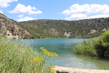 Laguna con agua azul y cielo nuboso