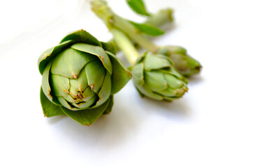 Obraz premium three green artichoke isolated on white background with empty space