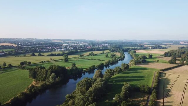 Ruhr bei Schwerte - Hintergrund Geisecke und Wellenbad