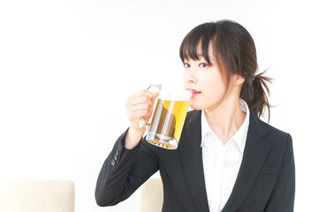 スーツでビールを飲むビジネスウーマン