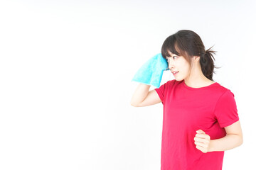 スポーツ中に汗を拭く若い女性